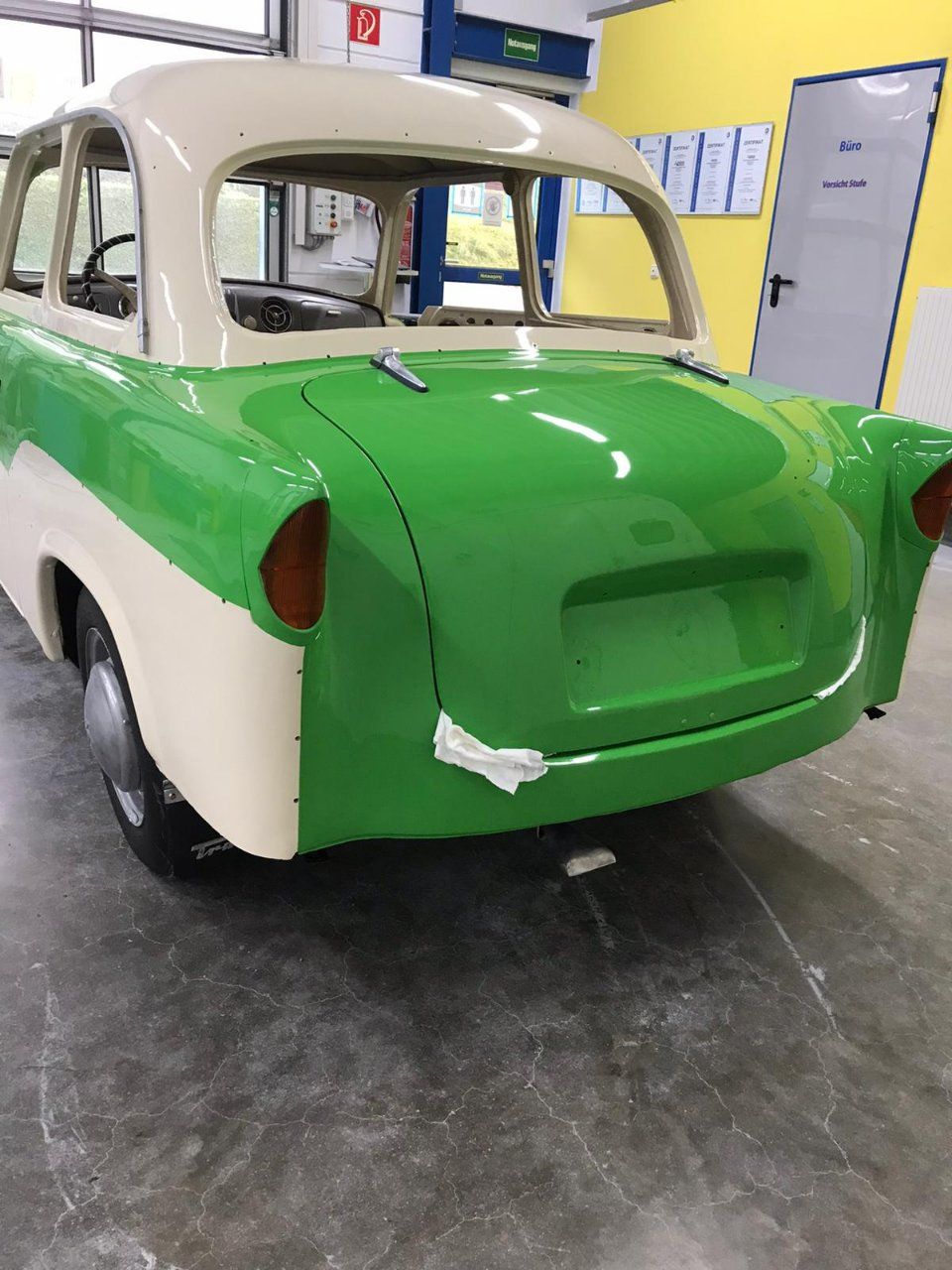 Auto in einer Lackierwerkstatt