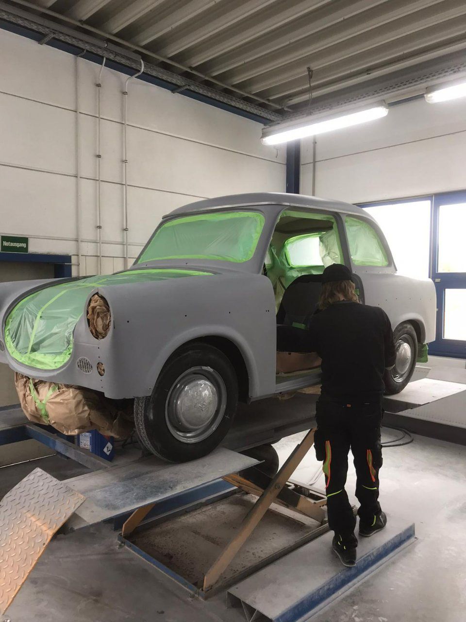 Auto in einer Lackierwerkstatt