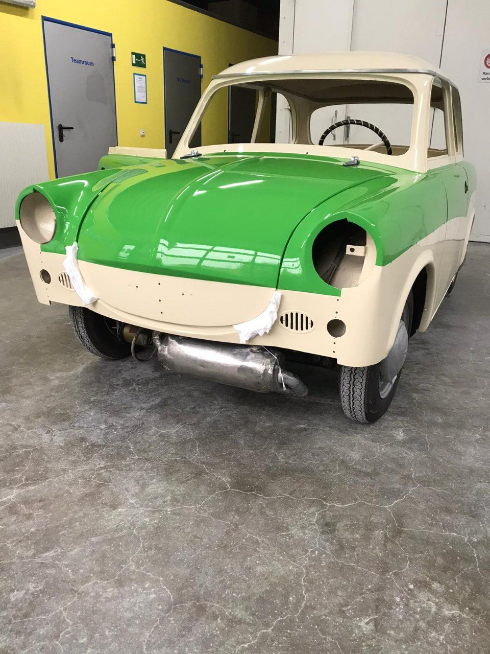 Auto in einer Lackierwerkstatt