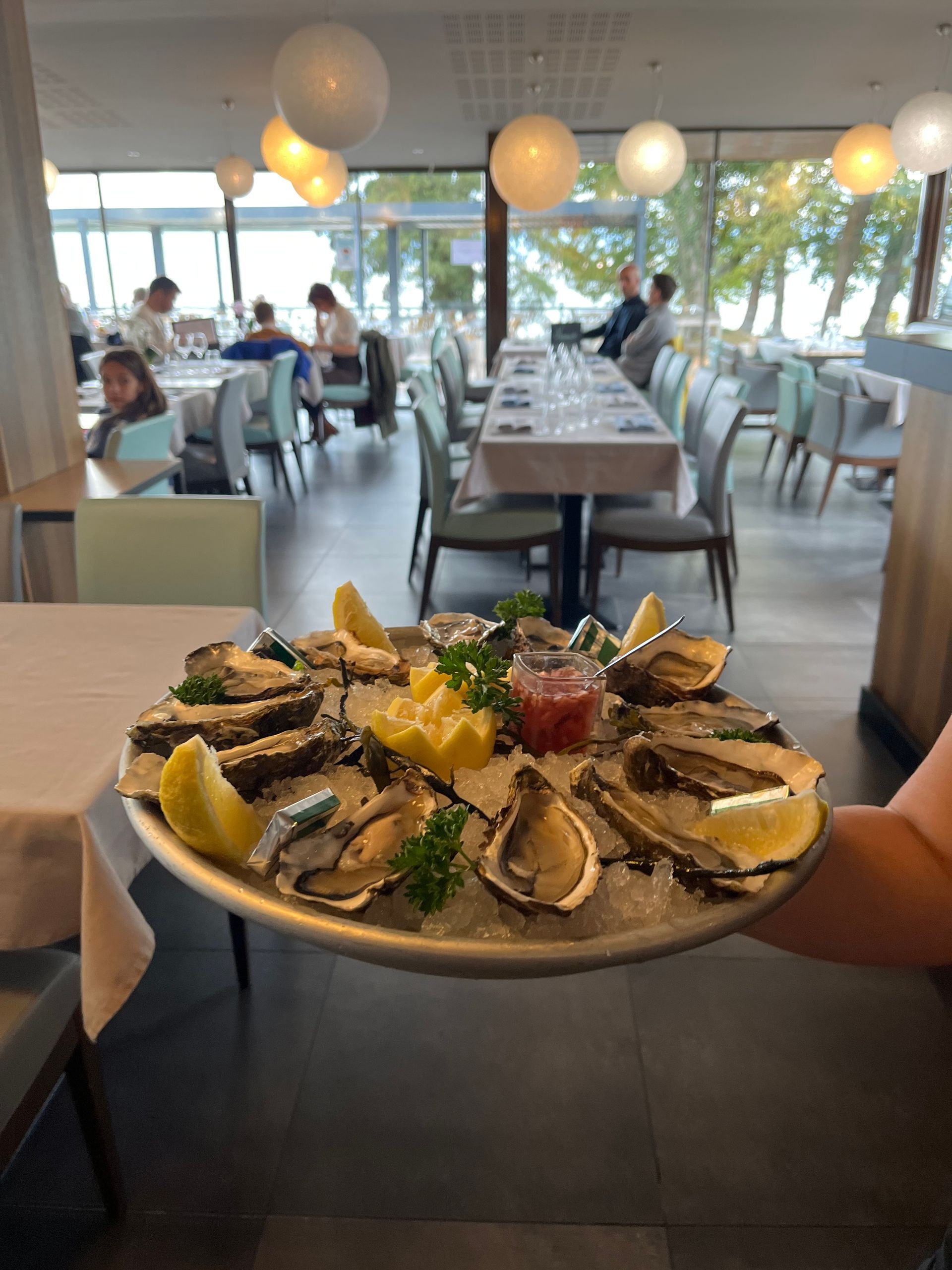 Un plateau de moules porté par un serveur