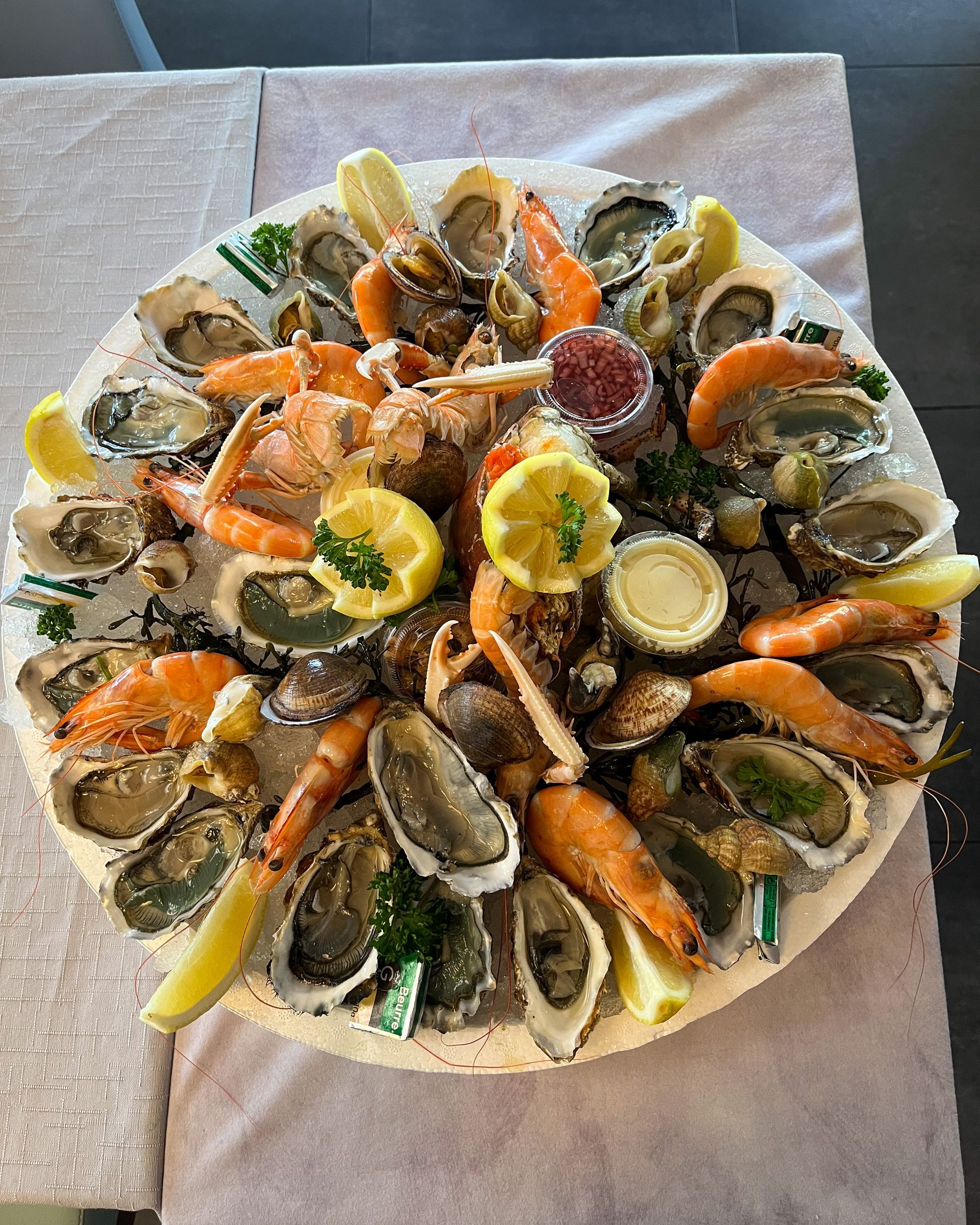 Un plateau de moules et fruits de mer