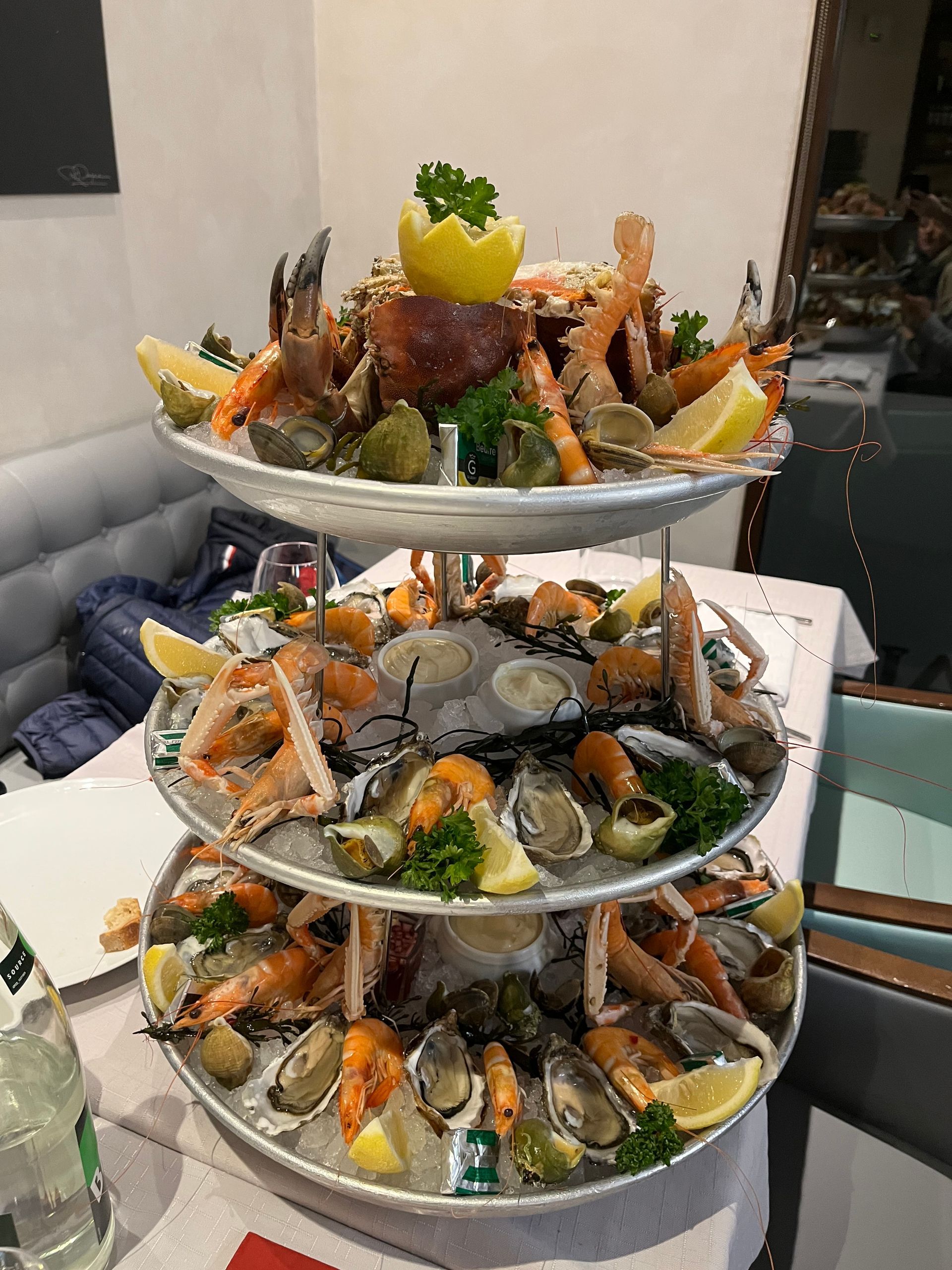 Un plateau à 3 étages de fruits de mer