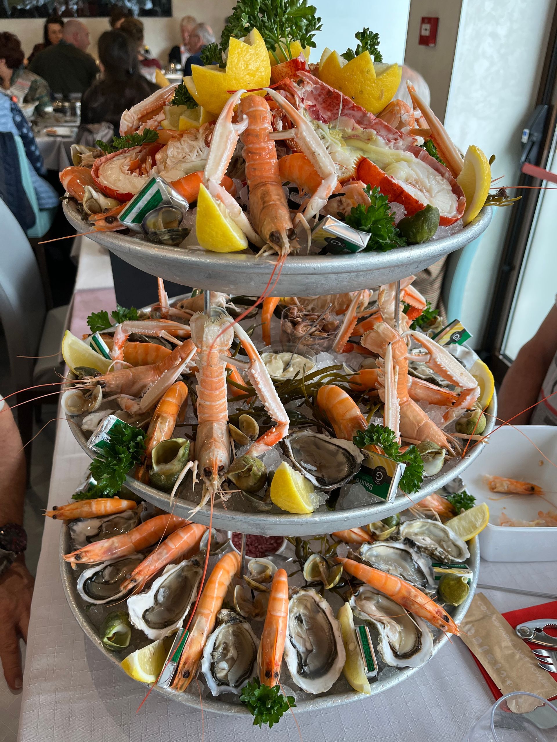 Une tour à 3 étages de fruits de mer avec du homard