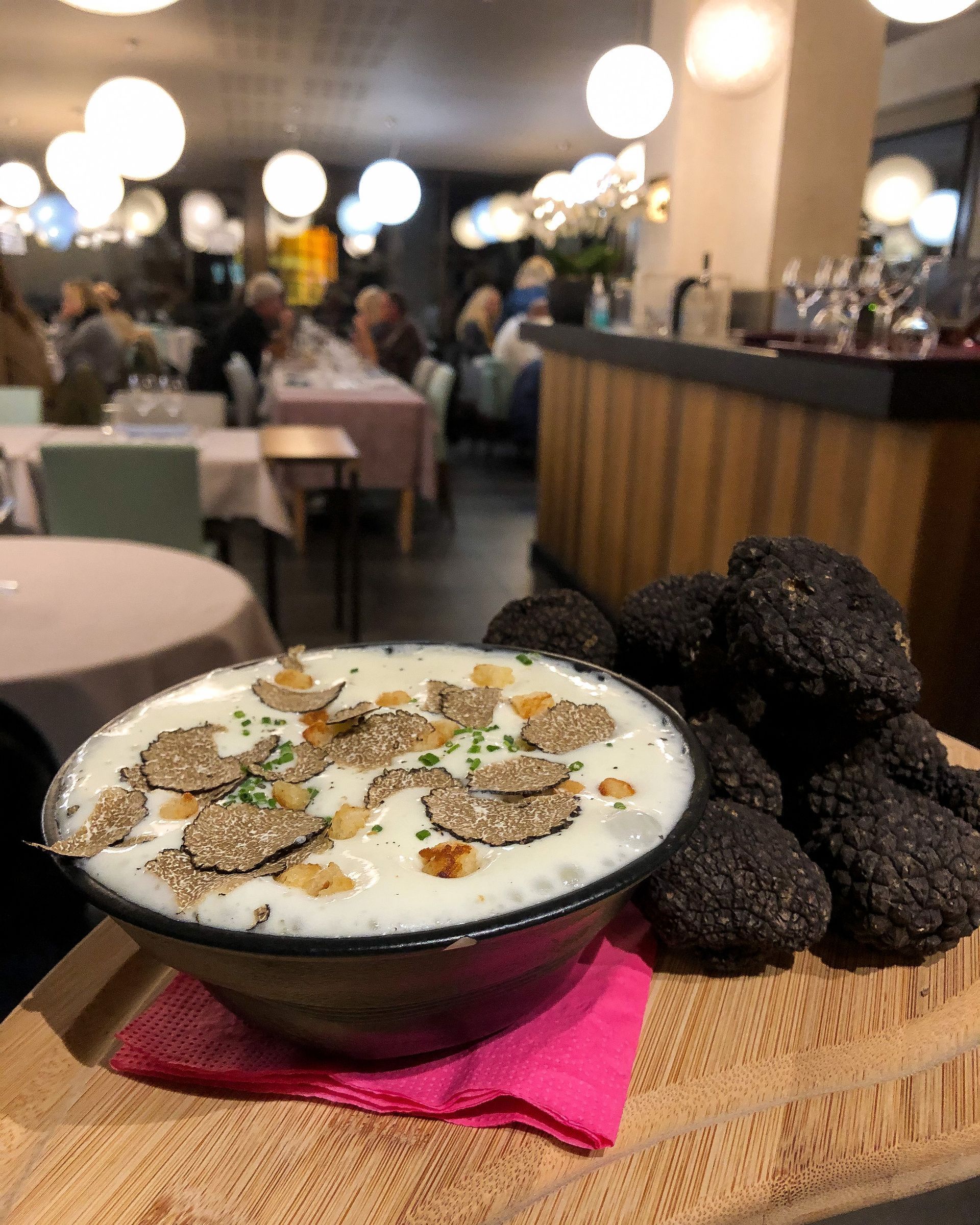 Un plat servi avec de la truffe