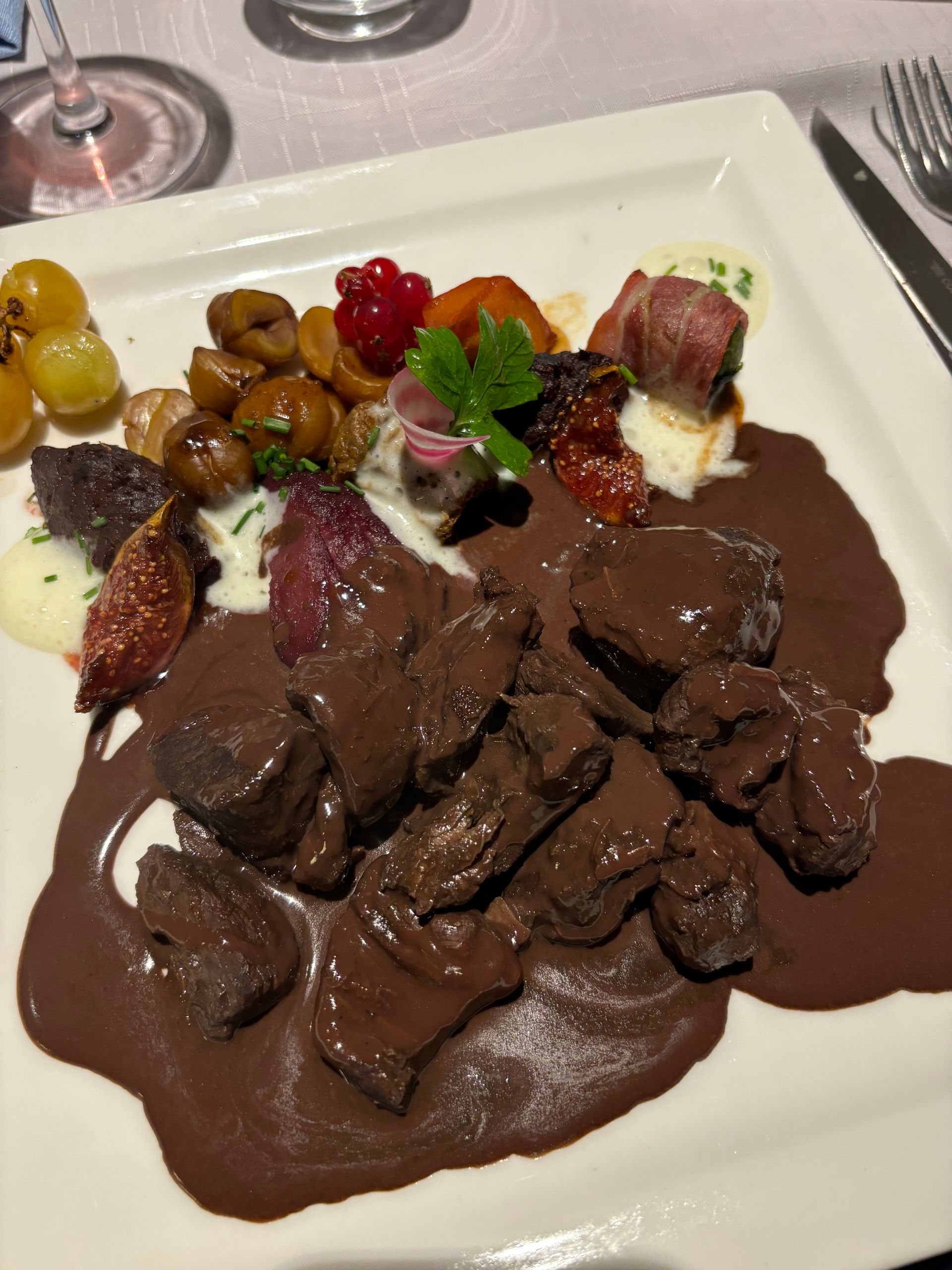 Un plat de viande en sauce