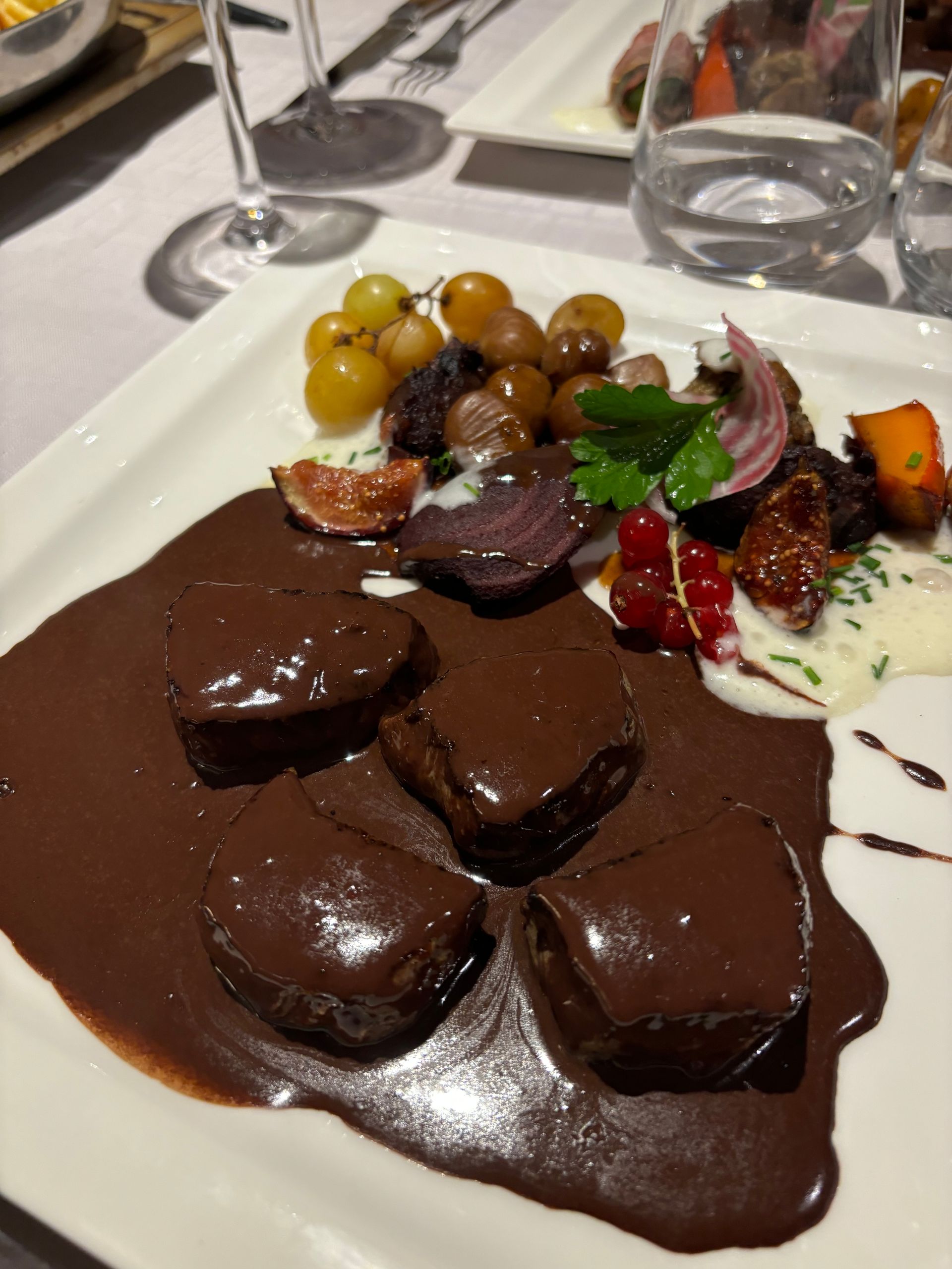 Un plat de viande servi avec des fruits