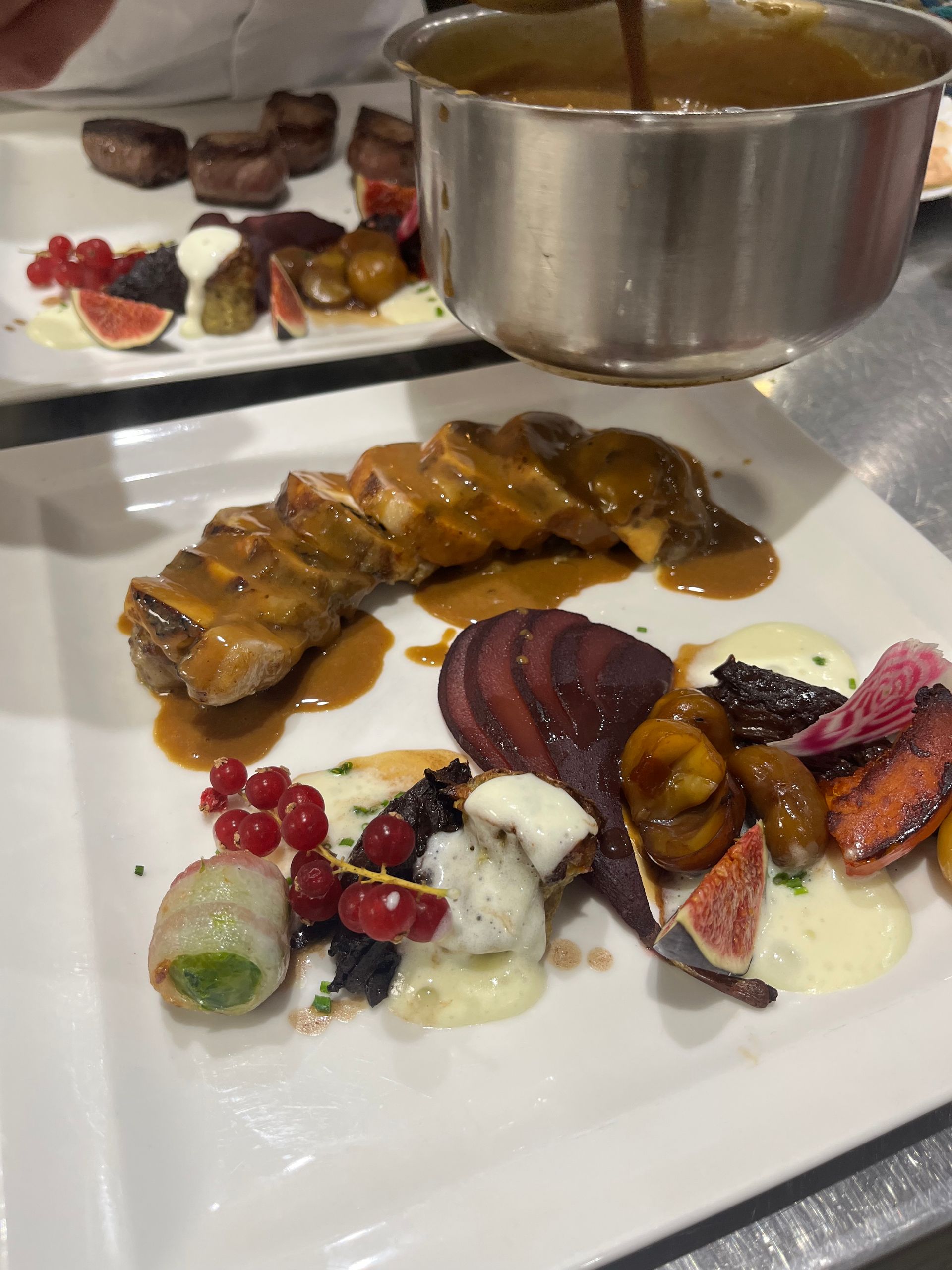 Un plat de viande et légumes