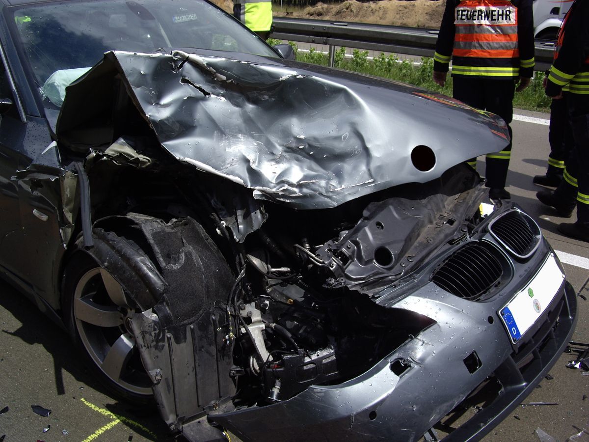 Ein BMW wurde bei einem Autounfall beschädigt.