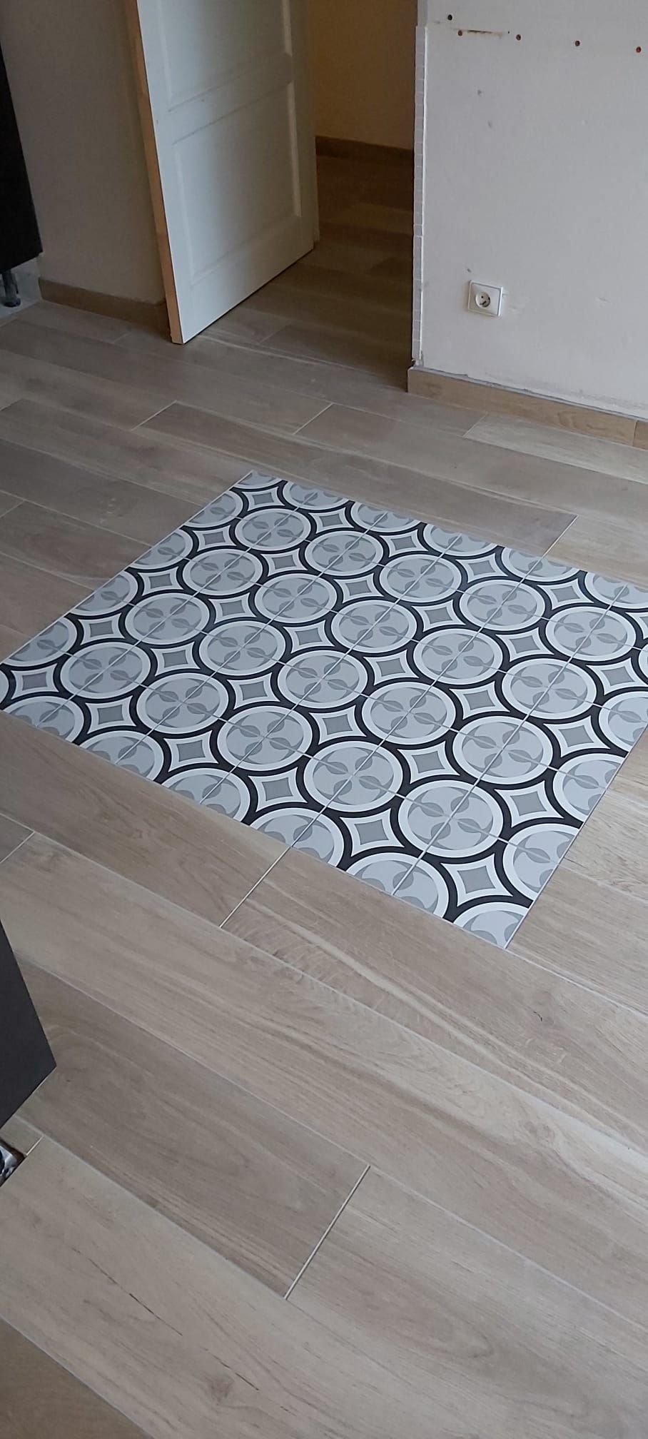 Chambre avec sol en carreaux de ciment bleus et blancs