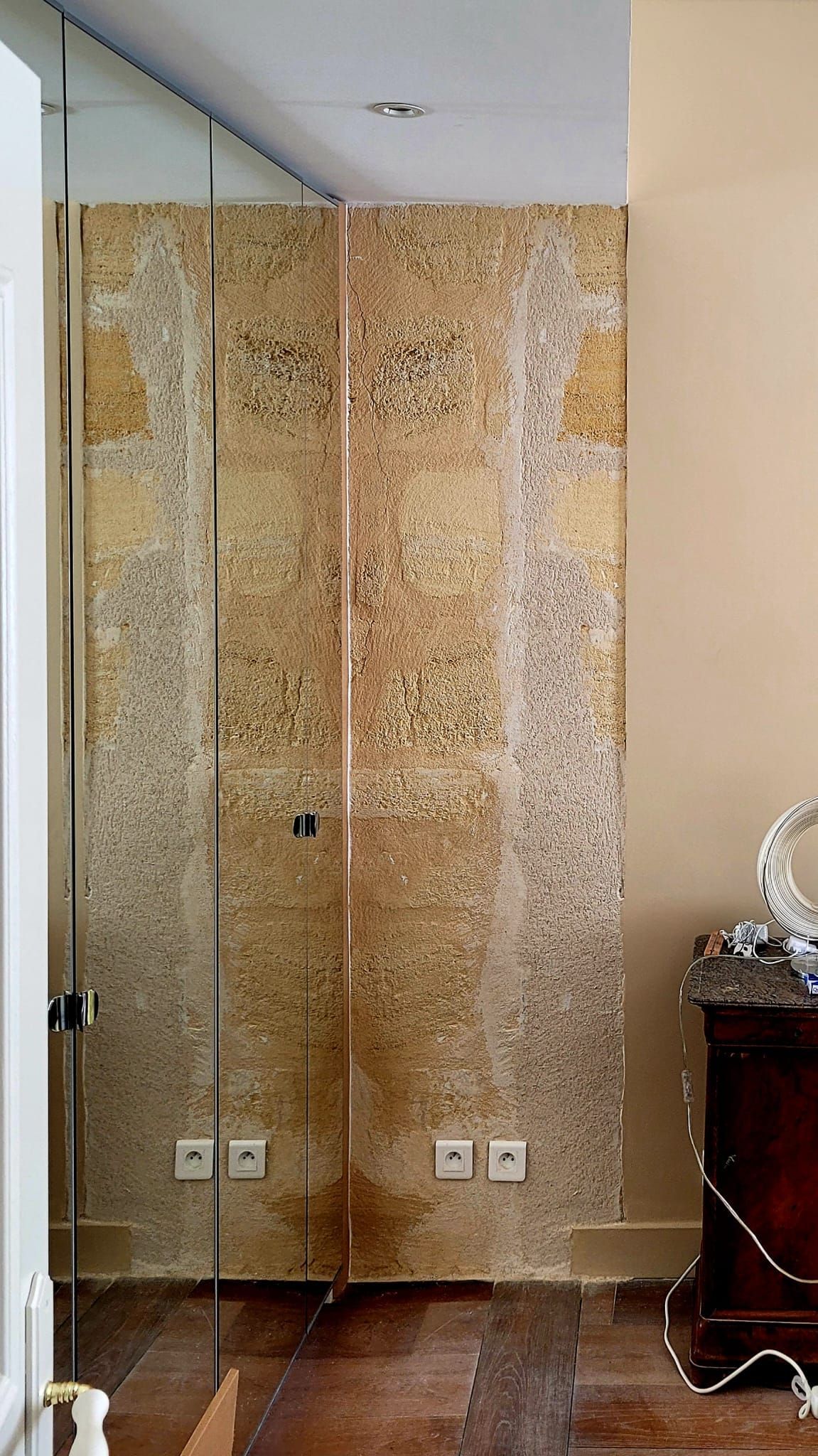 Douche luxueuse avec paroi dorée et carrelage raffiné