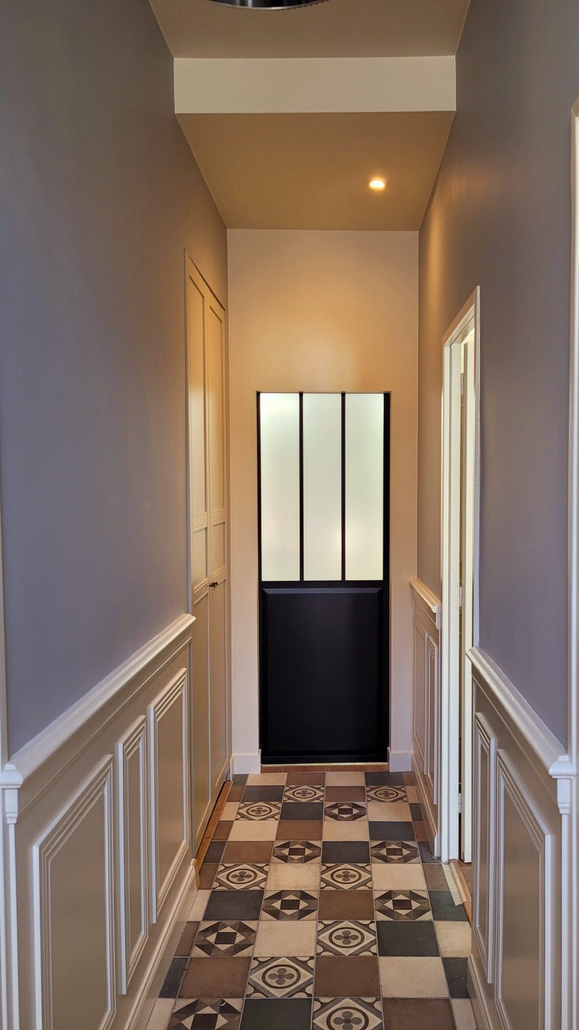 Couloir avec carrelage graphique et murs blancs