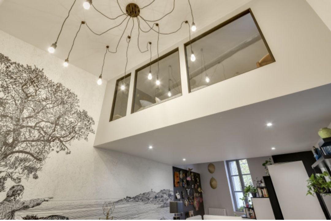 Vue d’un escalier moderne avec garde-corps en verre