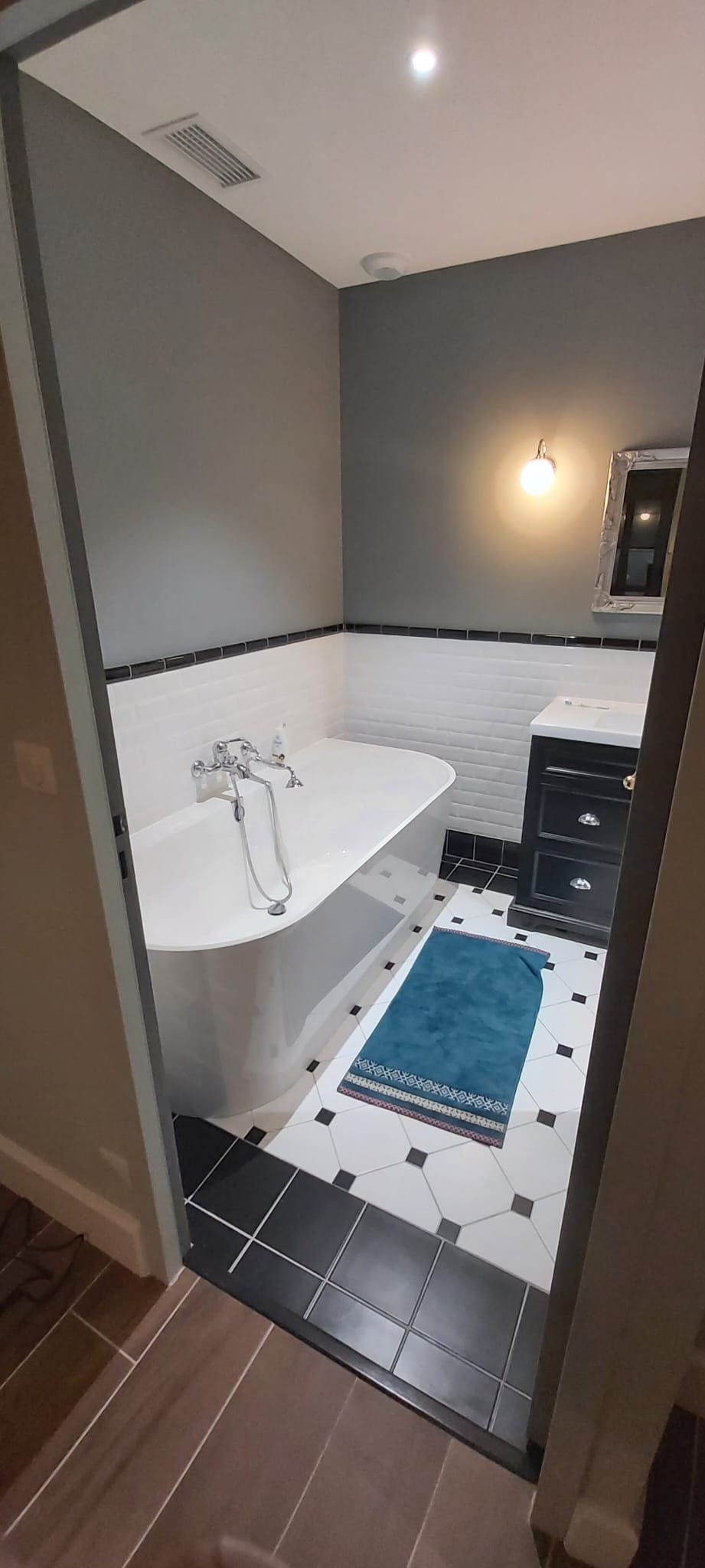 Salle de bains élégante avec carrelage original