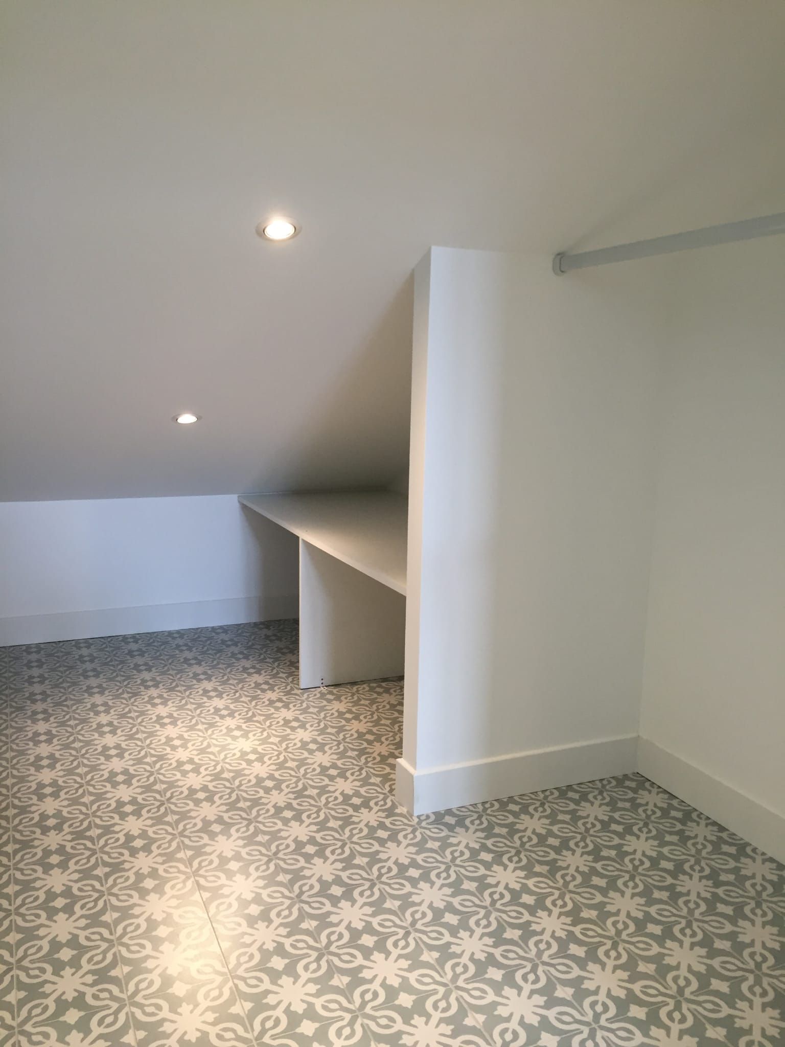 Pièce sobre avec sol en béton ciré et lumière douce