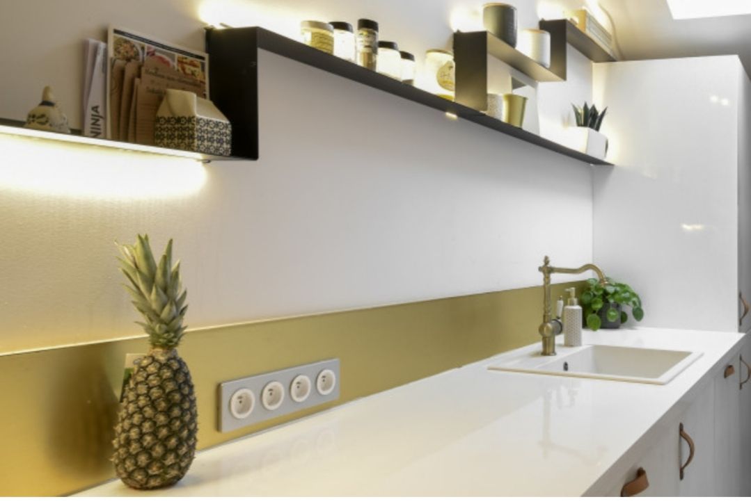 Intérieur lumineux avec décoration végétale et mur en bois