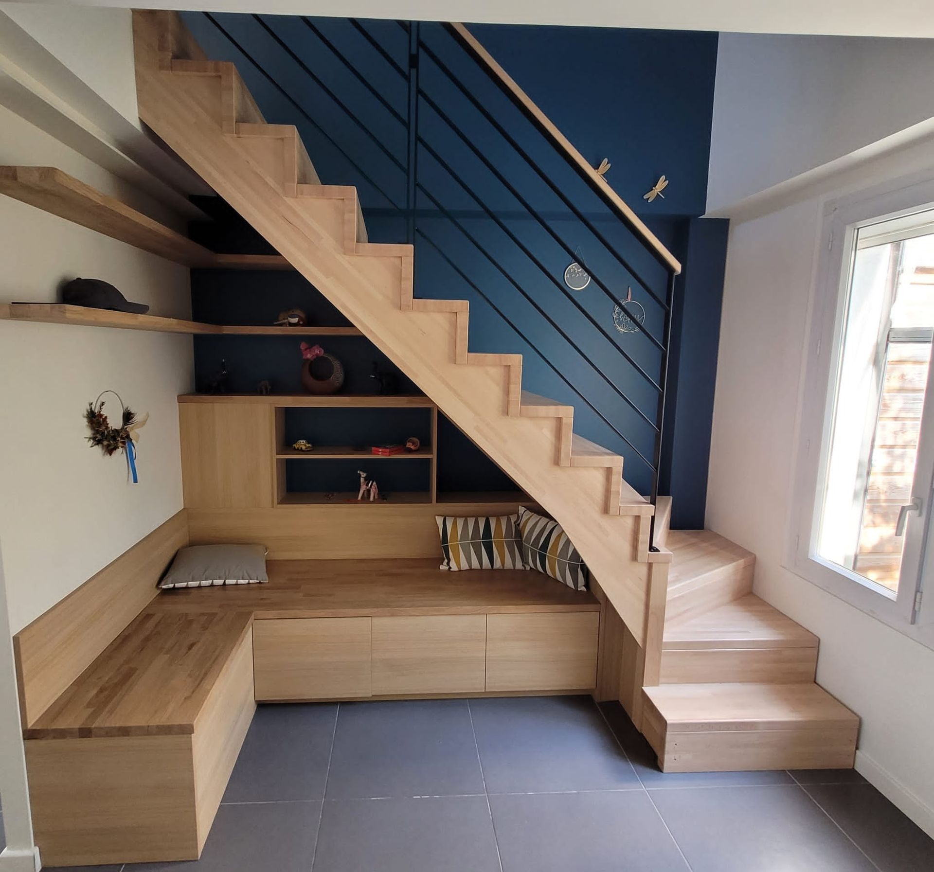 Escalier moderne en bois avec rangements intégrés