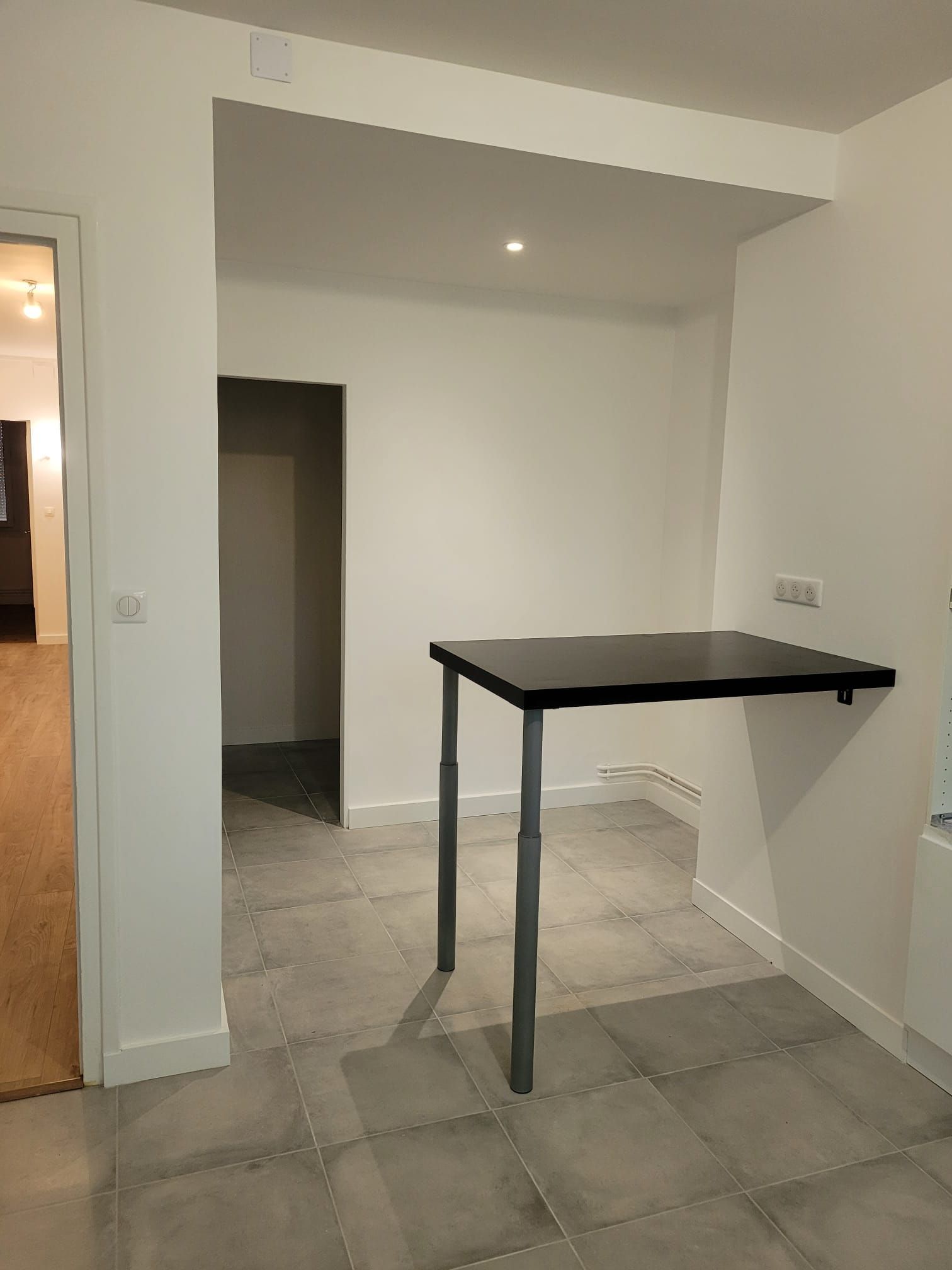 Espace minimaliste avec table et sol en béton