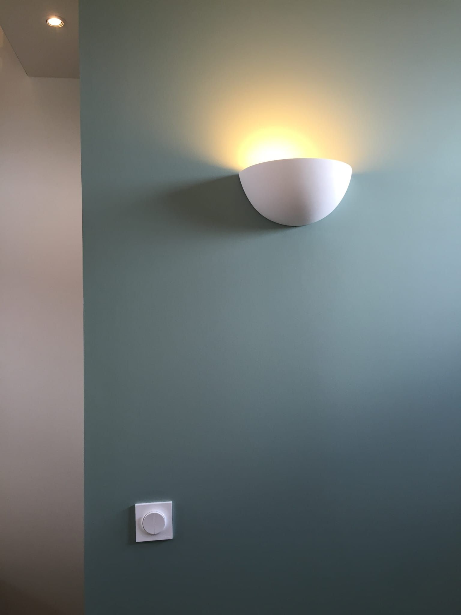 Mur bleu foncé avec applique murale design