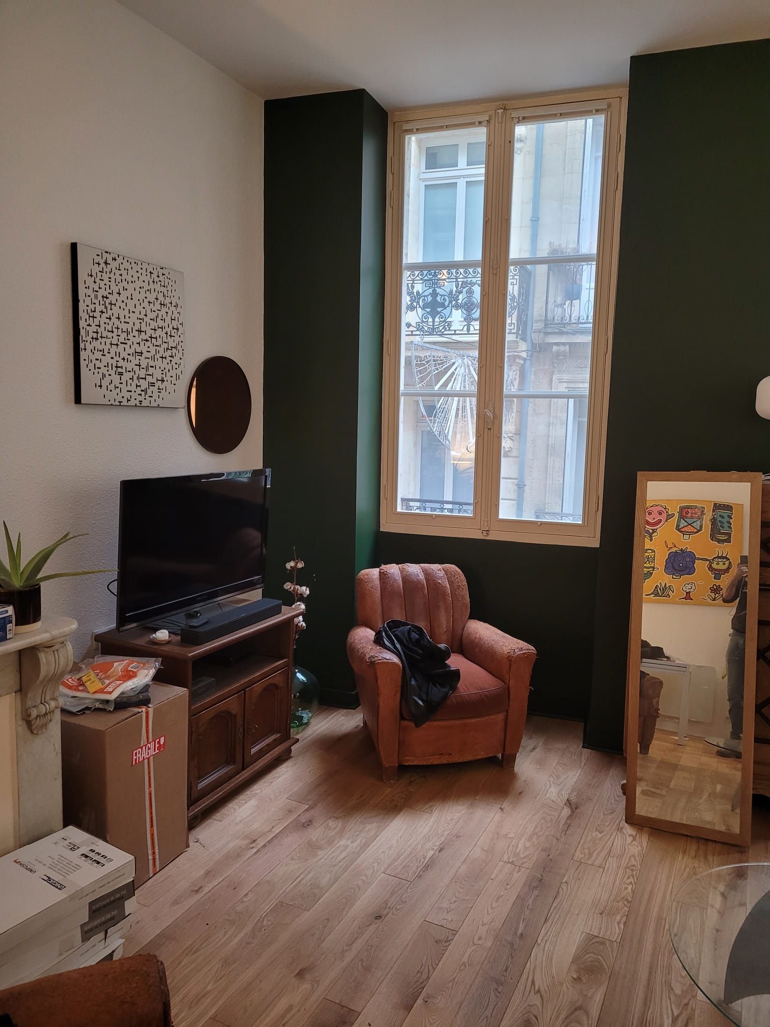 Salon cosy avec parquet et grandes fenêtres