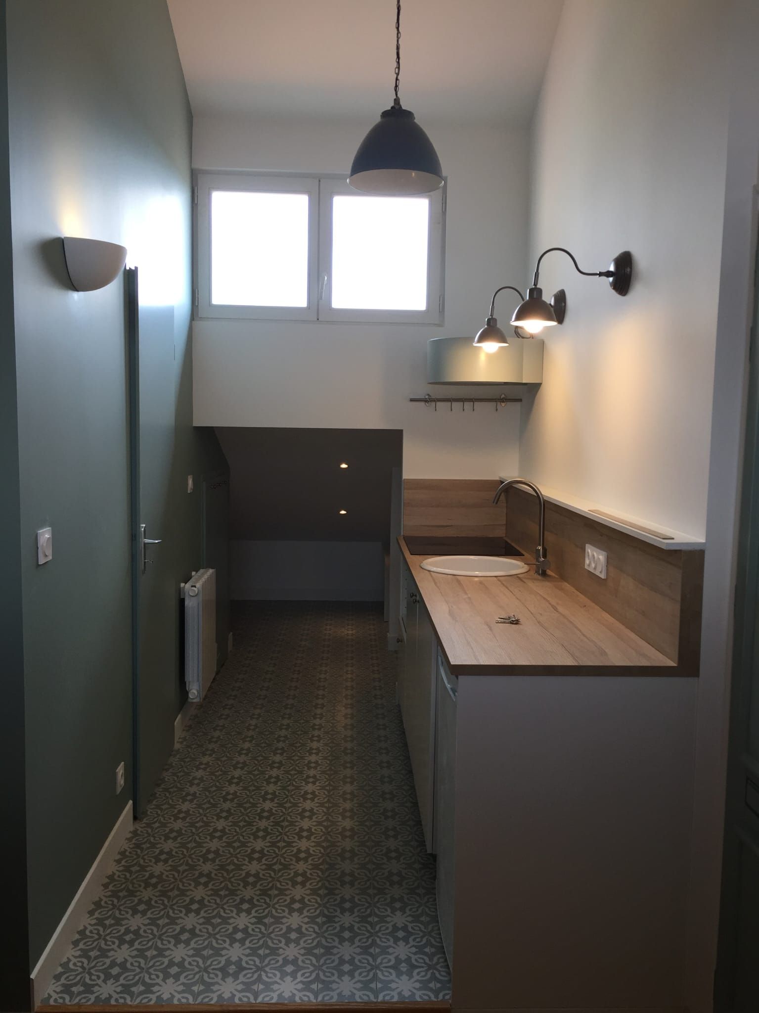 Cuisine étroite et fonctionnelle en noir et bois