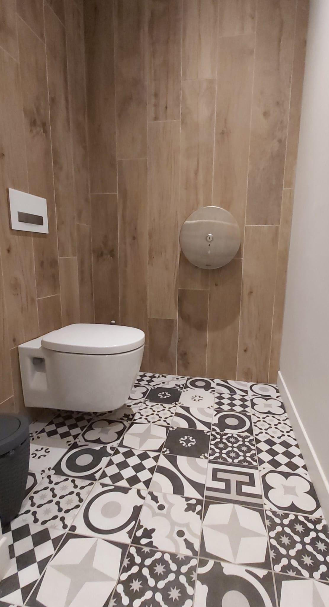 Salle de bains avec carrelage graphique et WC suspendu