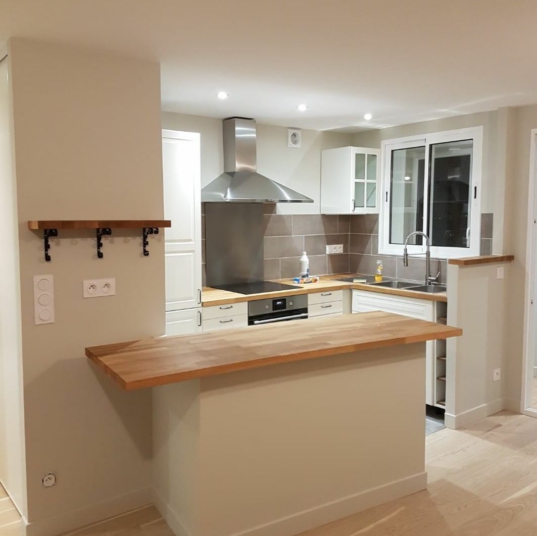 Cuisine semi-ouverte avec comptoir en bois