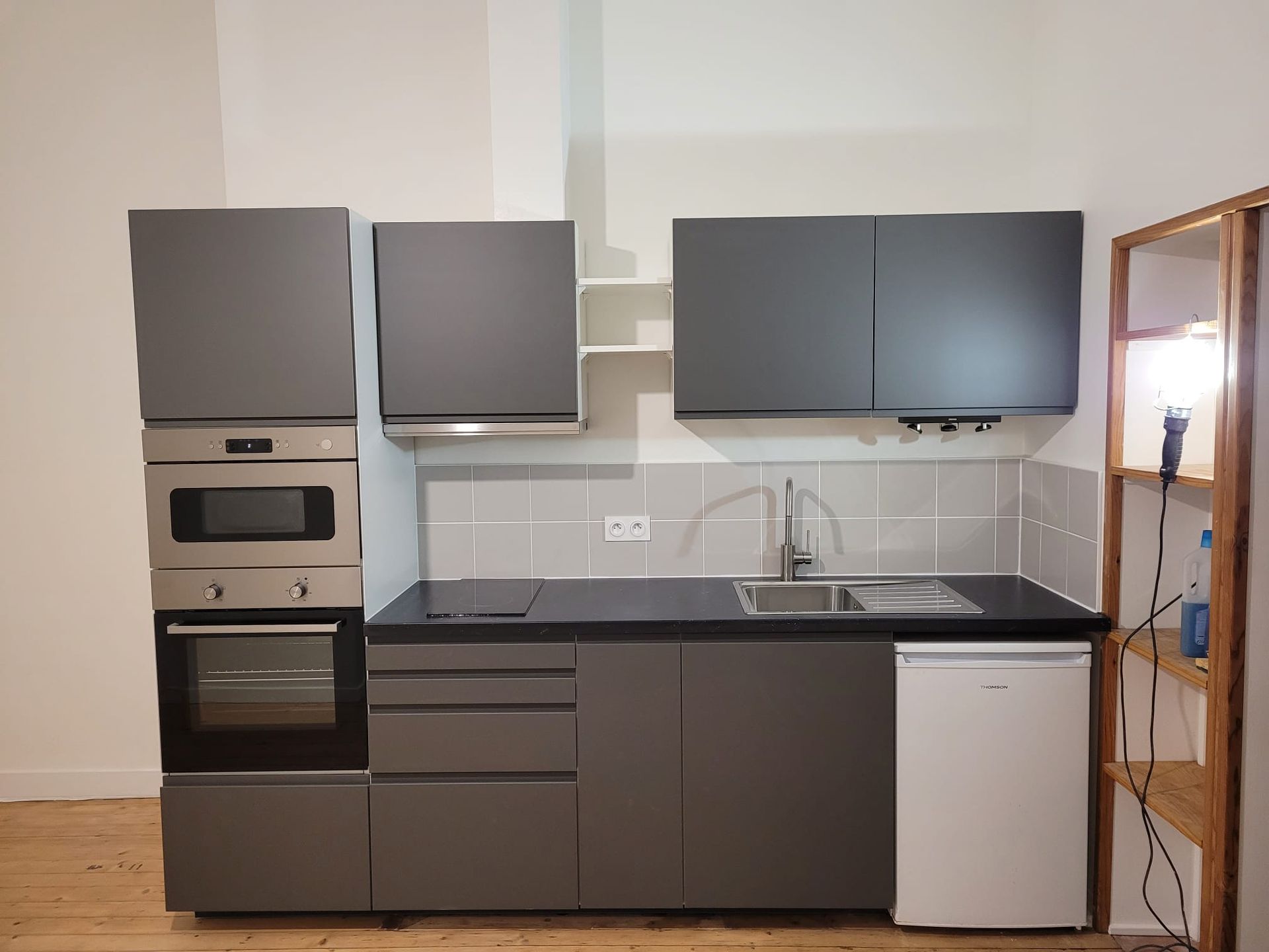 Cuisine contemporaine avec meubles gris et plan de travail clair