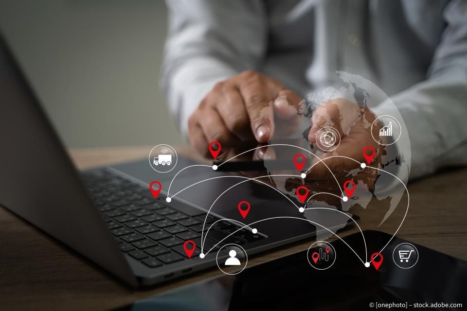 Mitarbeiter der EPA DIRECT GmbH arbeitet an Laptop