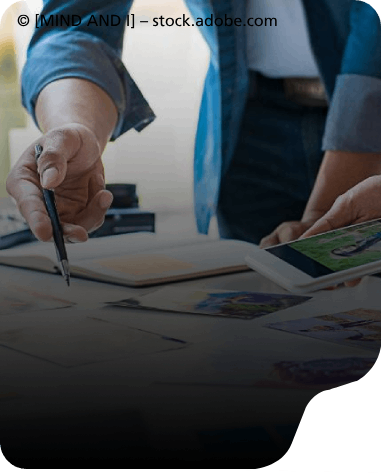 Mitarbeiter der EPA DIRECT GmbH arbeiten an Dokument