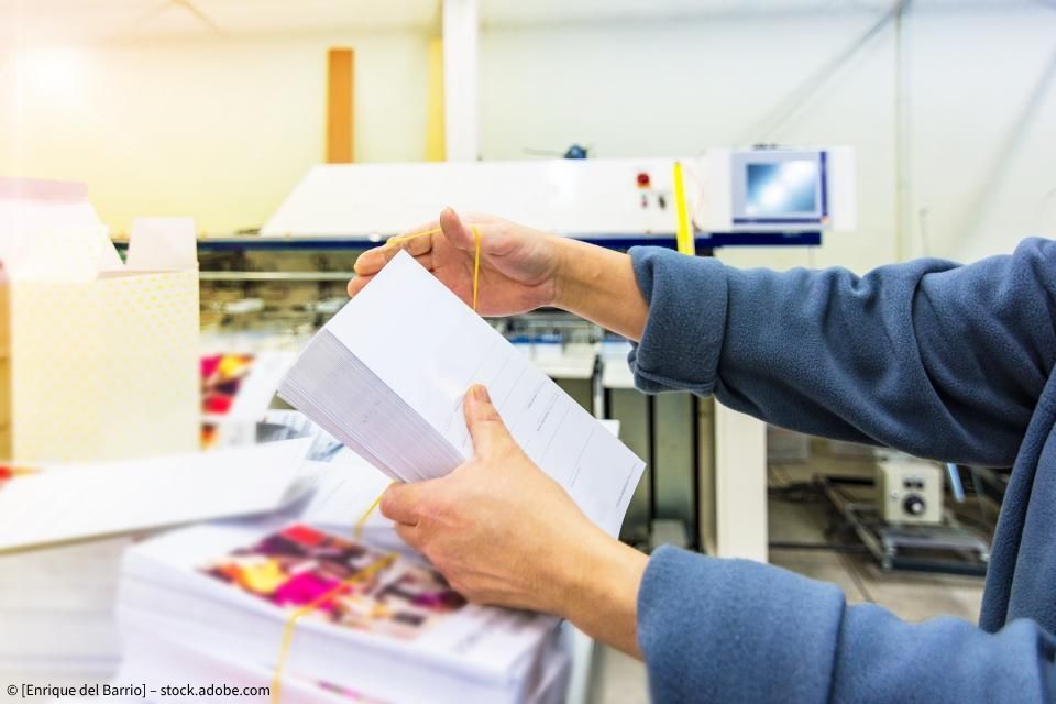 Mitarbeiter der EPA DIRECT GmbH packt Papier