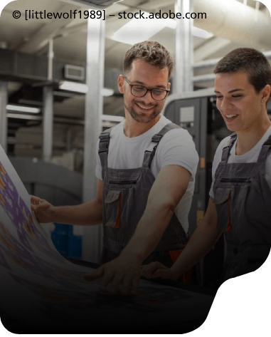 Mitarbeiter der EPA DIRECT GmbH an Druckmaschine