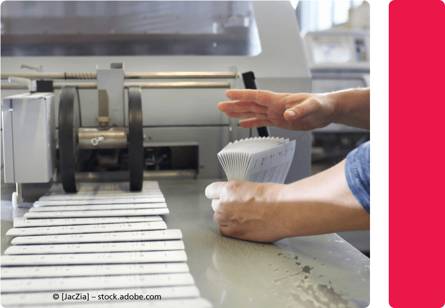 Mitarbeiter der EPA DIRECT GmbH arbeitet an Drucker