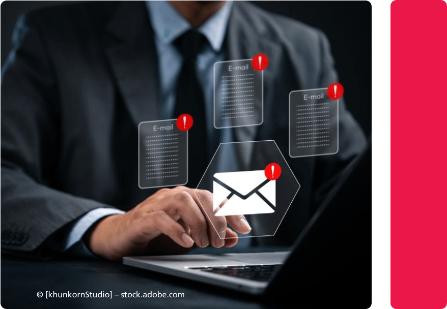 Mitarbeiter der EPA DIRECT GmbH arbeitet an Laptop