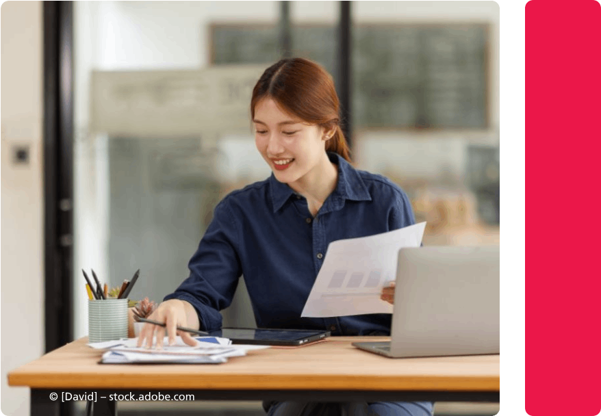 Mitarbeiterin der EPA DIRECT GmbH arbeitet an Schreibtisch