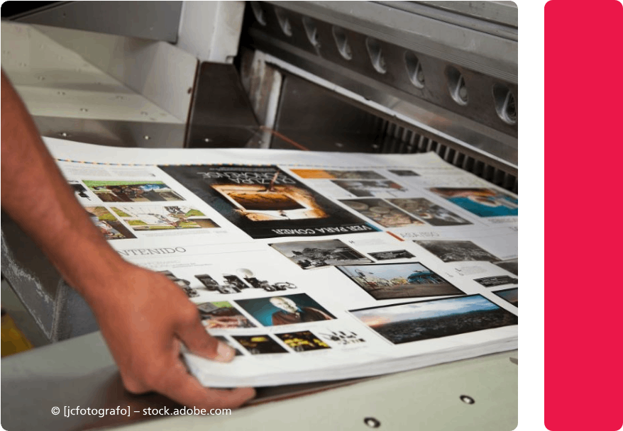 Mitarbeiter der EPA DIRECT GmbH entnimmt Drucksachen