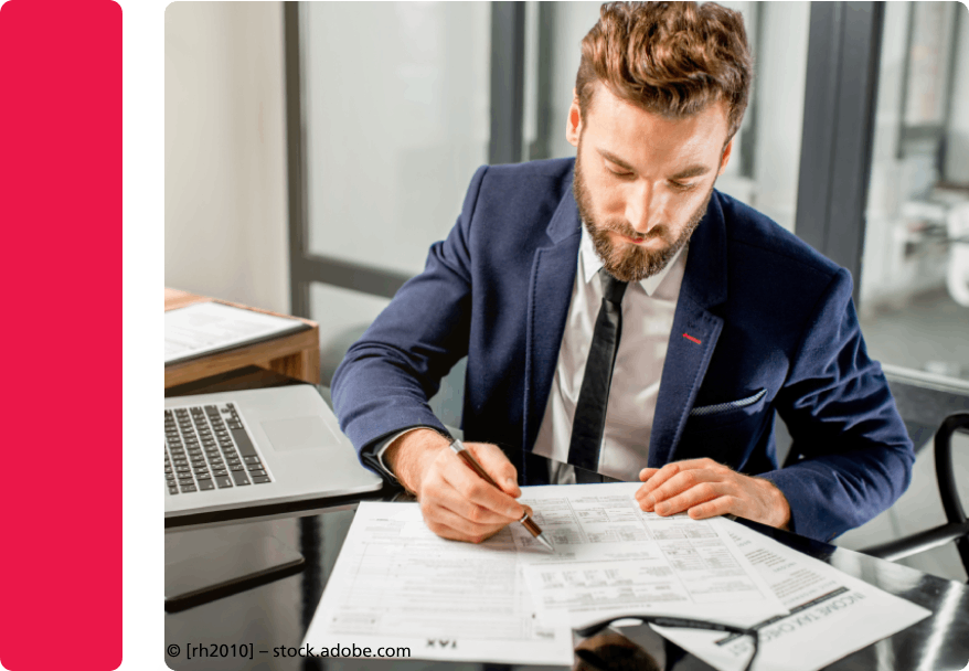 Mitarbeiter der EPA DIRECT GmbH prüft Dokumente