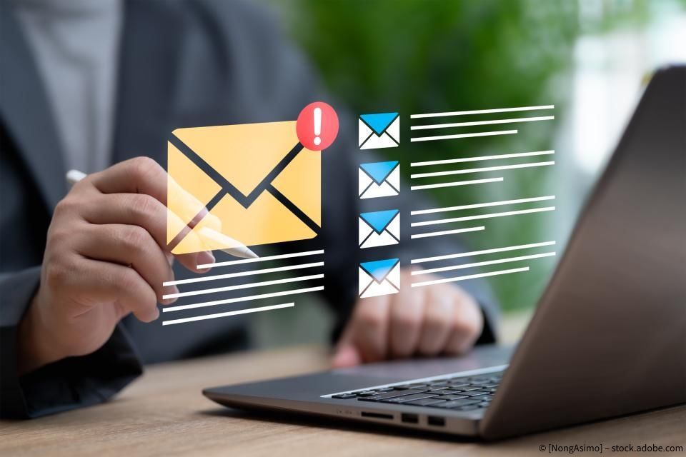 Mitarbeiter der EPA DIRECT GmbH arbeitet an Laptop