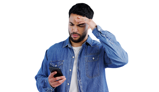 Homme tenant un téléphone et se frottant le front d’un air frustré.