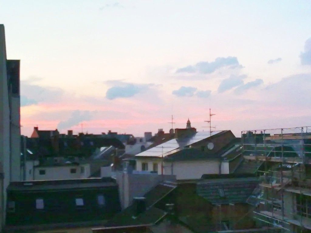 Ein Sonnenuntergang über einer Stadt mit vielen Gebäuden