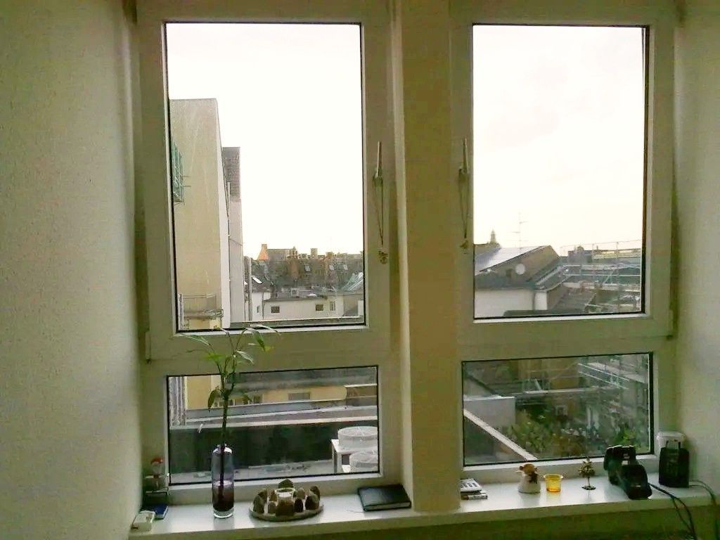 Ein Fenster in einem Zimmer mit Blick auf eine Stadt