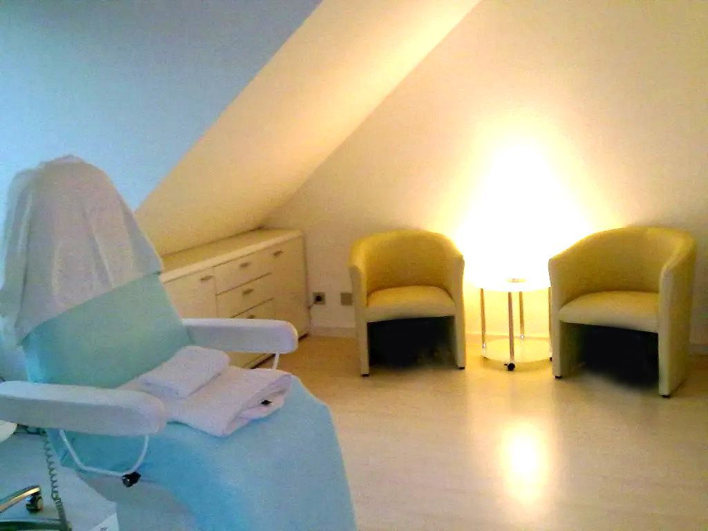 Ein Raum mit zwei Stühlen und einer Lampe darin