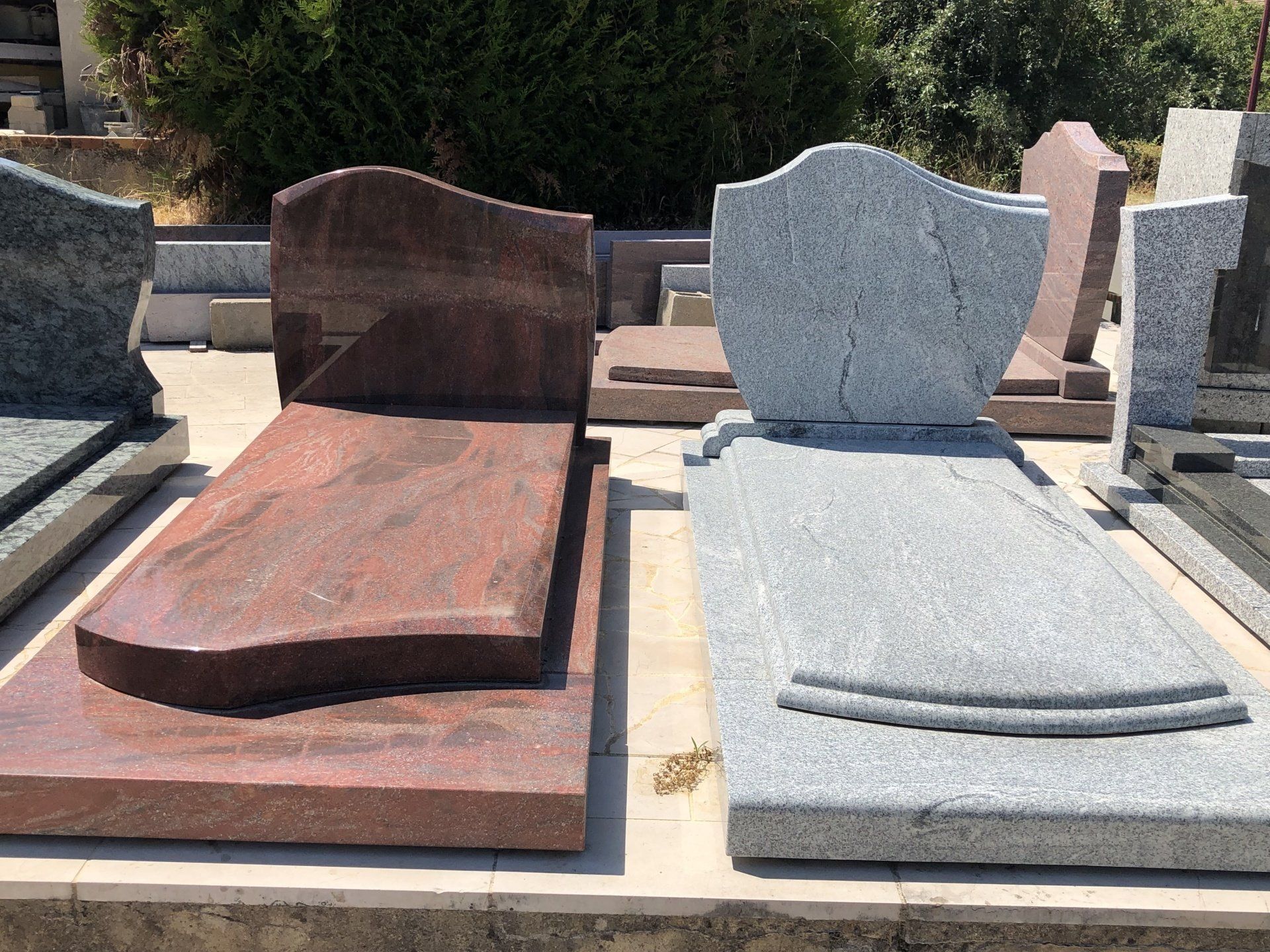 Monuments funéraires ocre et gris