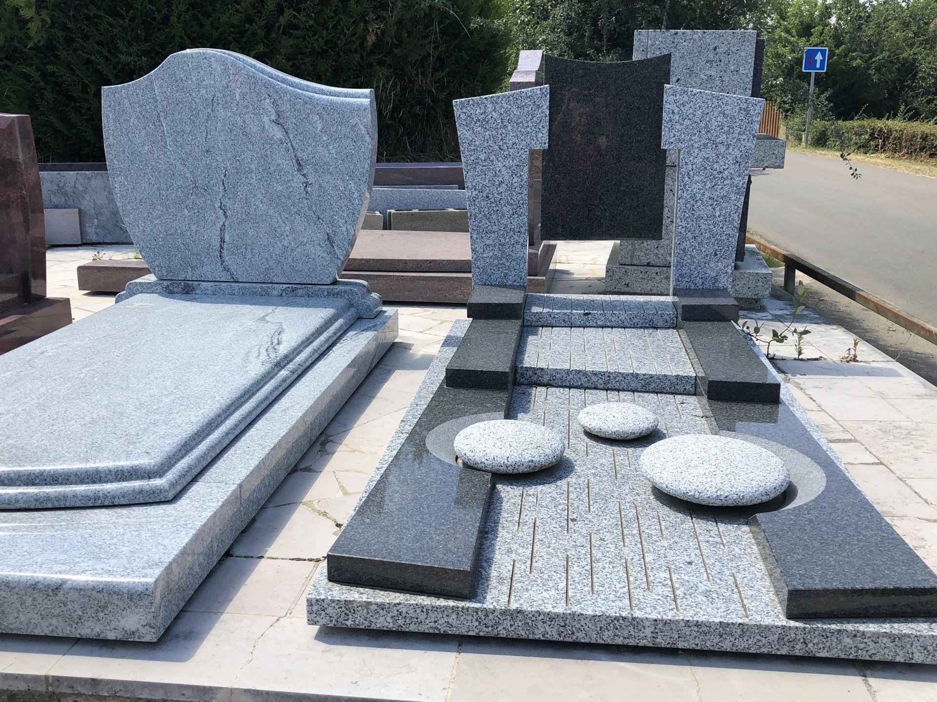 Monument funéraire avec éléments décoratifs