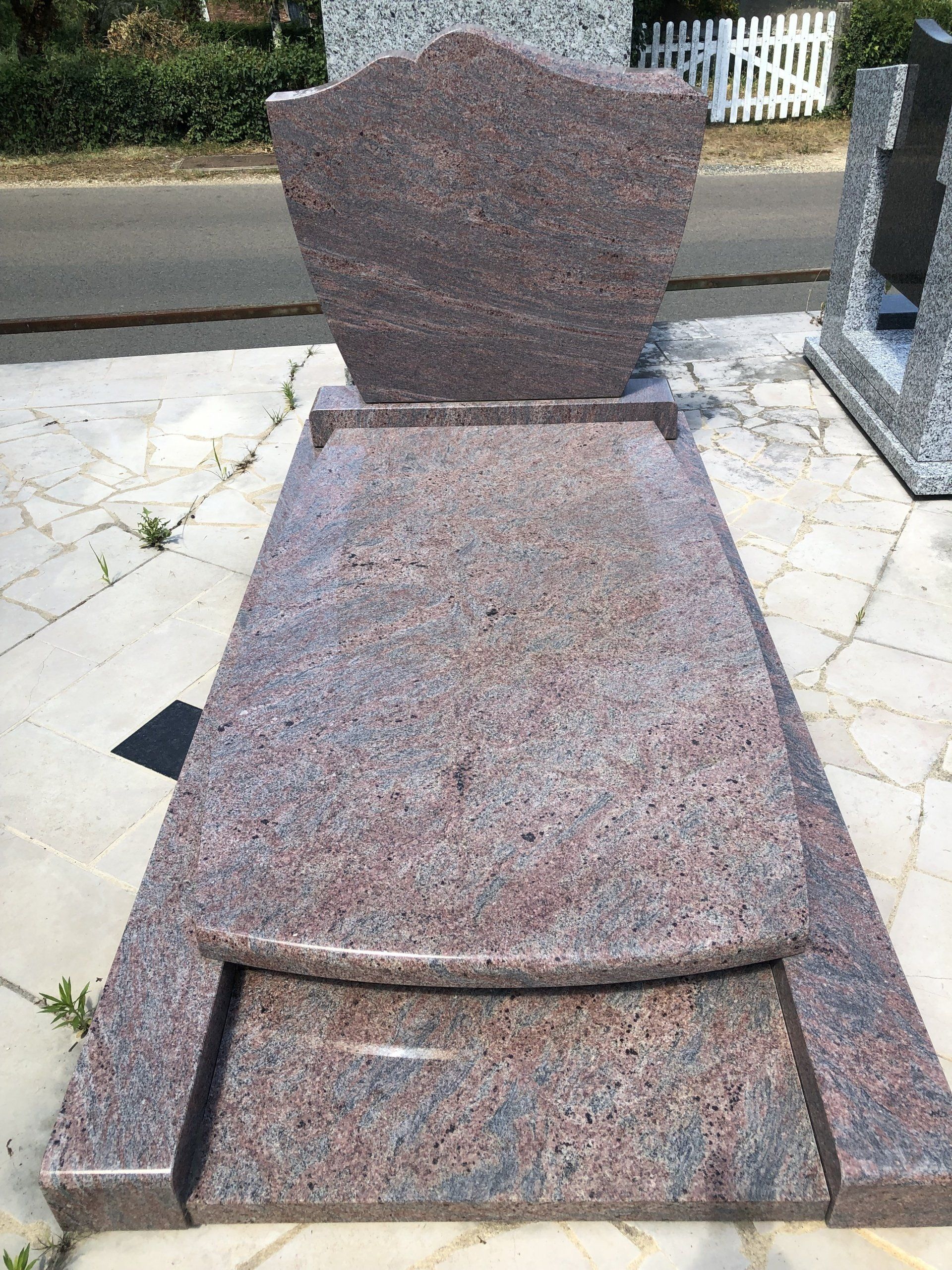 Monument funéraire en granit couleur mélangé