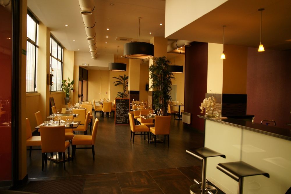 Un chef de cuisine et les cuisiniers