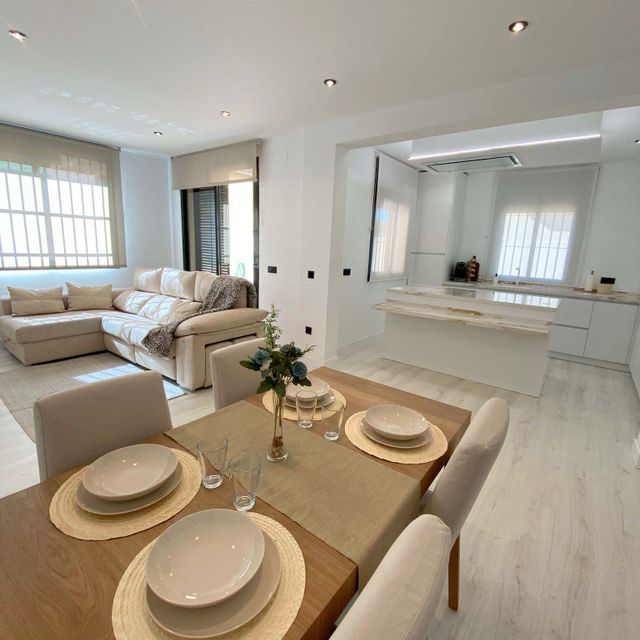 Una sala de estar con una mesa, sillas y platos encima.