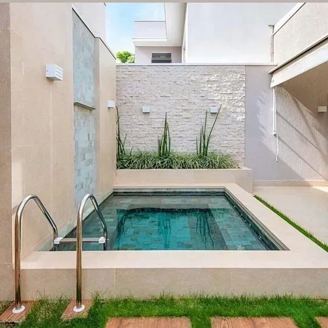 Una pequeña piscina con escaleras que conducen a ella.