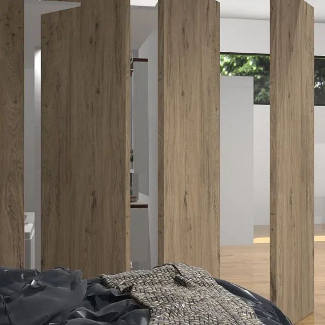Un dormitorio con una cama, columnas de madera y una ventana.