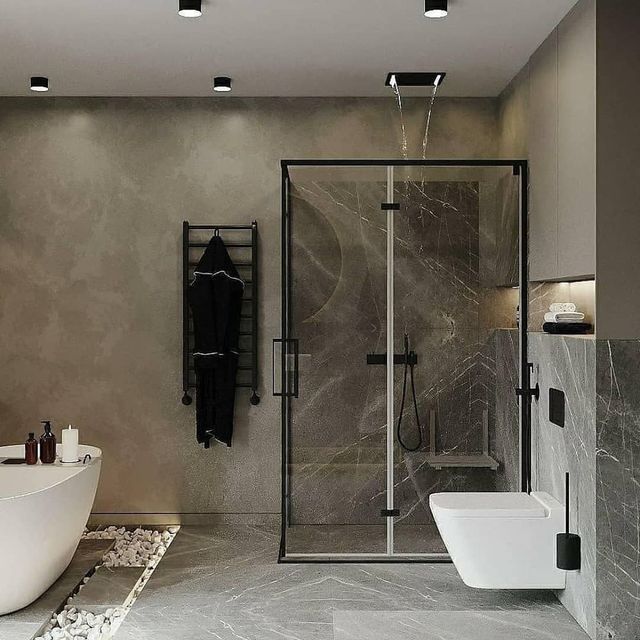 Un baño con bañera, inodoro y ducha a ras de suelo.