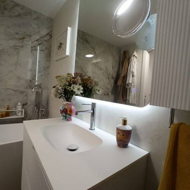 Un baño con lavabo y espejo